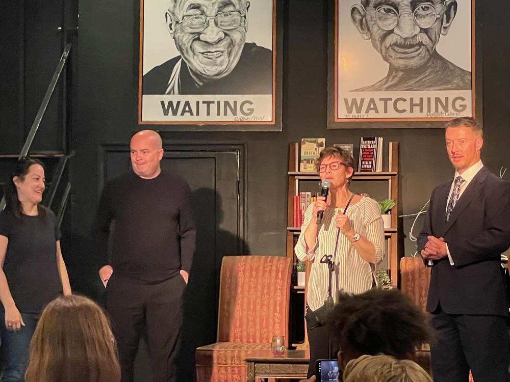 Marina Nitze, Mikey Dickerson y Matthew Weaver en el escenario junto a Jennifer Pahlka, que sostiene un micrófono